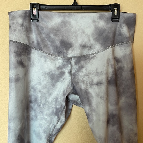 NWT Nike One Icon Clash Mid-Rise Cropped Leggings - Picture 5 of 7